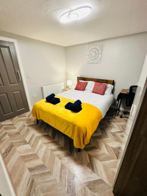 Comfy Studio Flat and Workspace near Ashton-U-Lyne Station